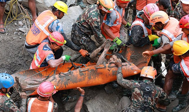 Nepal'deki selde tünelde mahsur kalan 2 işçi 9 gün sonra kurtarıldı