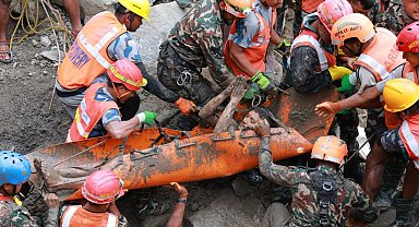 Nepal'deki selde tünelde mahsur kalan 2 işçi 9 gün sonra kurtarıldı