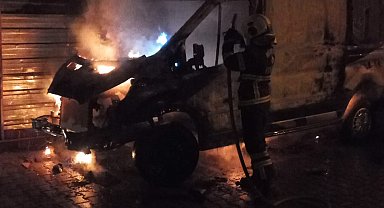 Nevşehir'de park halindeki minibüs yanarak kullanılmaz hale geldi