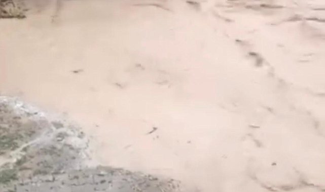 Nevşehir'de sel sularına kapılan otomobildeki 3 kişi köylüler tarafından kurtarıldı