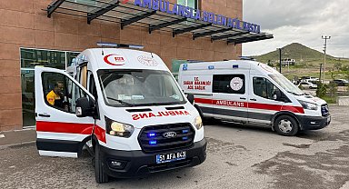 Niğde'de TIR ile hafif ticari araç çarpıştı; 2 ölü, 1 yaralı