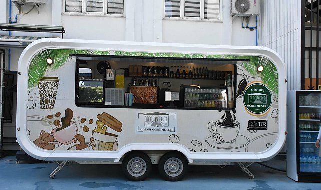 Ödemiş'te hem kafe hem afet mutfağı olan kahve karavanı