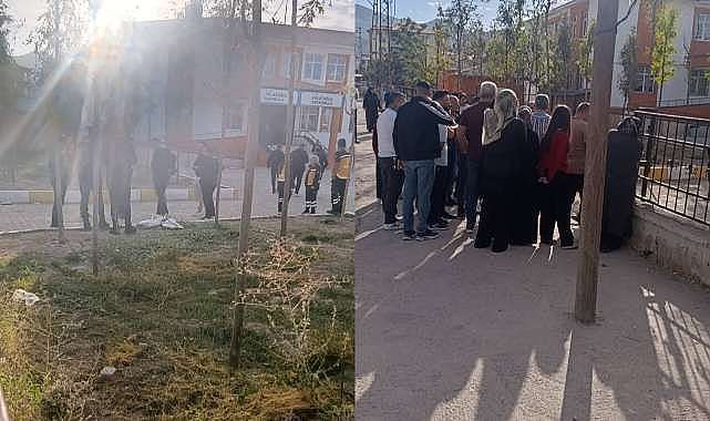 Öğrenci tüfekle geldi, veliler okula akın etti