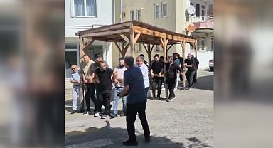 Öğretmenler kamelyayı, 200 metre mesafedeki yeni okula taşıdı