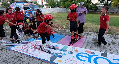 Okul bahçesinde oluşturulan pistle kayakla tanıştılar
