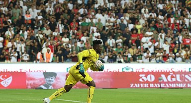 Onana hem kurtarıyor hem oyun kuruyor