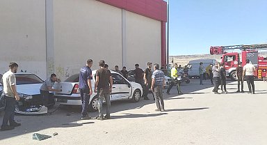 Önce kamyonete, ardından park halindeki araçlara çarpan otomobildeki 2 kiyi yaralandı