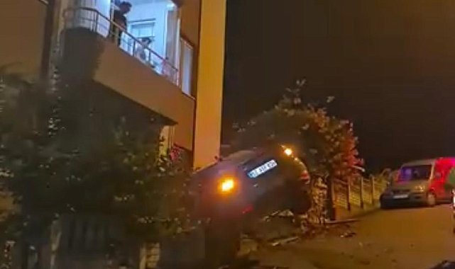 Ordu'da bahçe duvarında askıda kalan otomobilin sürücüsü kaçtı