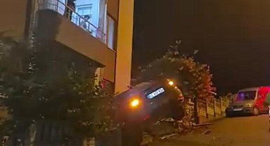 Ordu'da bahçe duvarında askıda kalan otomobilin sürücüsü kaçtı