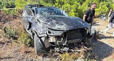 Otomobil bariyere ve elektrik direğine çarptı: 1 ölü, 3 yaralı