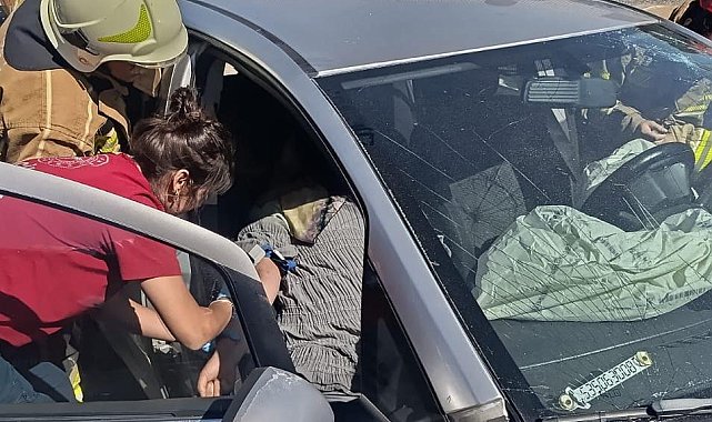 Otomobil bariyerlere çarpıp, refüje düştü; 1'i ağır 3 yaralı