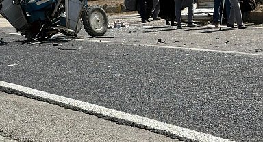 Otomobil ile çarpışan traktör ikiye bölündü