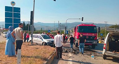Otomobil ile hafif ticari araç kafa kafaya çarpıştı: 6 yaralı