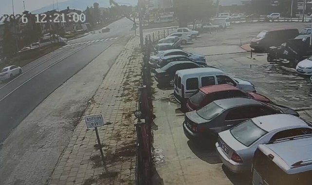 Otomobil ile motosikletin çarpıştığı kaza kamerada