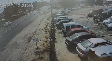 Otomobil ile motosikletin çarpıştığı kaza kamerada