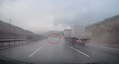 Otomobil kayganlaşan yolda bariyerlere çarptı