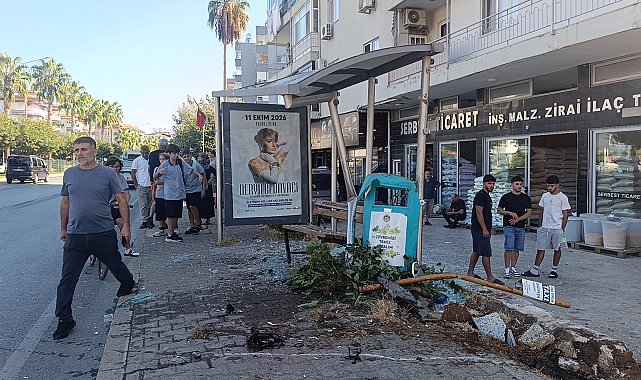 Otomobil önce yayaya ardından duraktaki karı kocaya çarptı; 3 yaralı