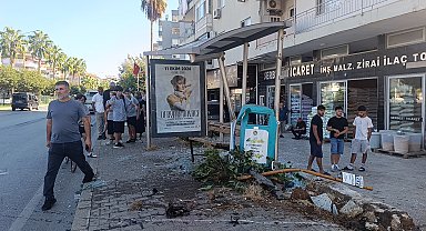 Otomobil önce yayaya ardından duraktaki karı kocaya çarptı; 3 yaralı