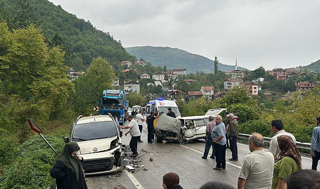 Otomobil ve hafif ticari araç çarpıştı: 1'i bebek, 7 yaralı