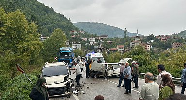 Otomobil ve hafif ticari araç çarpıştı: 1'i bebek, 7 yaralı