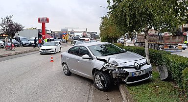 Otomobilin 3 araca çarptığı kaza kamerada; 1 yaralı