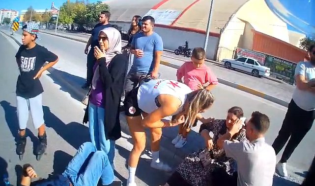 Otomobilin çarptığı polis memuru ve eşi yaralandı