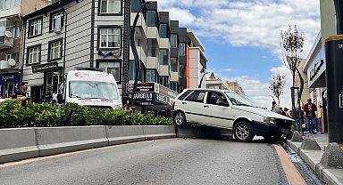 Otomobilin önce yayaya ardından da refüje çarptığı kaza kamerada