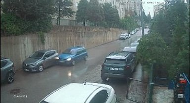 Otomobilin park halindeki araca çarpıp ters döndüğü kaza kamerada
