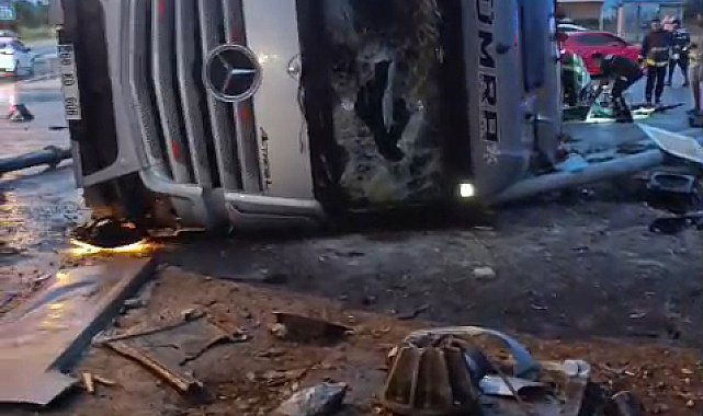 Otomobille çarpışan TIR durağa devrildi: 2 ölü