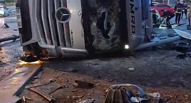 Otomobille çarpışan TIR durağa devrildi: 2 ölü