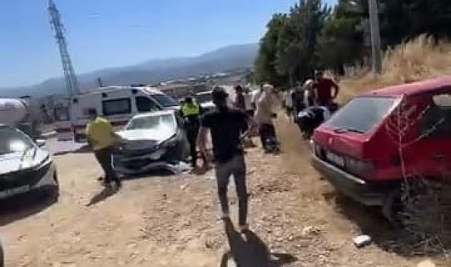 Otomobiller çarpıştı; 2'si çocuk, 6 yaralı