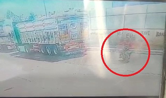 Park halindeki TIR'a çarpan motosikletin sürücüsü ağır yaralandı; kaza kamerada
