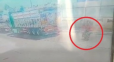 Park halindeki TIR'a çarpan motosikletin sürücüsü ağır yaralandı; kaza kamerada