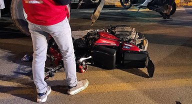 Park halindeki TIR'a çarpan motosikletin sürücüsü ağır yaralandı