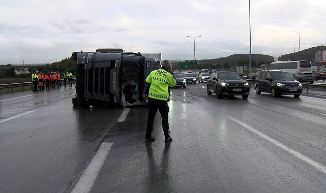 Pendik'te TIR devrildi; trafik yoğunluğu oluştu