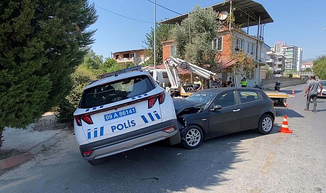Polis aracıyla otomobil çarpıştı; 2 yaralı