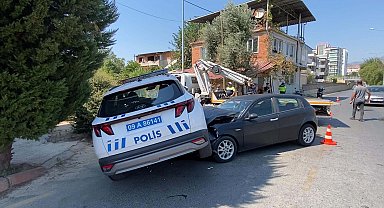 Polis aracıyla otomobil çarpıştı; 2 yaralı