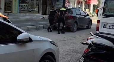 Polisler, arızalanan otomobili iterek sürücüye yardım etti