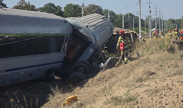 Polonya'da tren kamyonla çarpıştı: 1 ölü, 19 yaralı