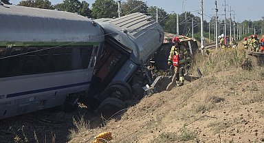 Polonya'da tren kamyonla çarpıştı: 1 ölü, 19 yaralı