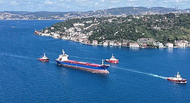 Rusya'da İHA saldırısına uğrayan gemi İstanbul Boğazı'nda geçiyor; trafik çift yönlü kapatıldı