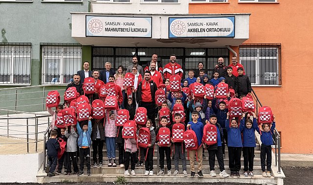 Samsun'da kırsaldaki öğrencilere Samsunspor çantası