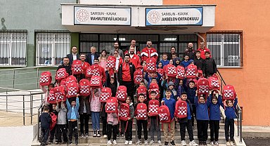 Samsun'da kırsaldaki öğrencilere Samsunspor çantası