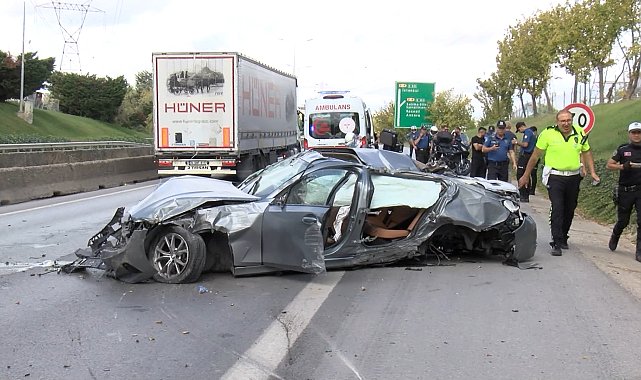Sancaktepe'de hafif ticari araçla çarpışan otomobilin sürücüsü ağır yaralandı