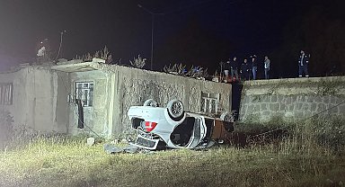 Şarampole devrilen otomobilin sürücüsü yaralandı