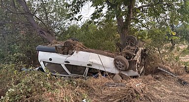 Şarampole yuvarlanan otomobil ağaca çarptı; 8 yaralı