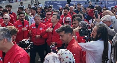 Selçuk Bayraktar, Şanlıurfa'da türküyle karşılandı