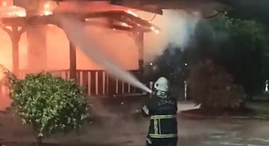 Seyhan Nehri üzerindeki asma yaya köprüsünde yangın