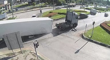 Seyir halindeki TIR'ın dorsesinin koptuğu anlar kamerada