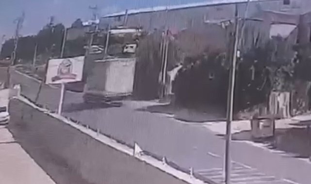 Silivri'de sürücüsünün hakimiyetini kaybettiği otomobil takla attı; kaza kamerada